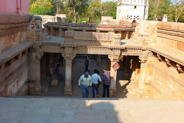 Adalaj step well, Ahmedabad, Gujarat, 12 de fevereiro de 2017. Entrada ocidental de cima — Fotografia de Stock