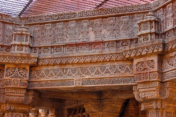 Patrones detallados tallados en panel de piedra y soportes. Adalaj Stepwell, Ahmedabad — Foto de Stock
