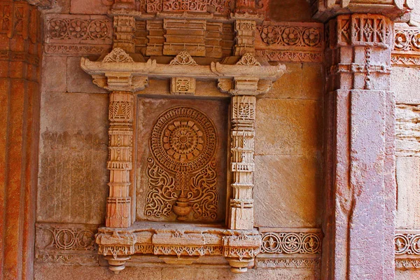 Motivo exquisitamente detallado en un nicho en la pared lateral. Adalaj Stepwell, Ahmedabad, Gujarat —  Fotos de Stock