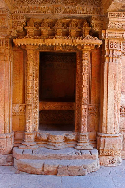 Zicht op de decoratieve ingang van een balkon. Adalaj Stepwell, Ahmedabad, Gujarat — Stockfoto