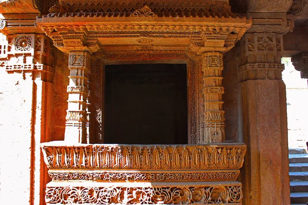 Close up of a balcony with intricate patterns engraved on the borders. Adalaj Stepwell, Ahmedabad, Gujarat — Stock Photo, Image