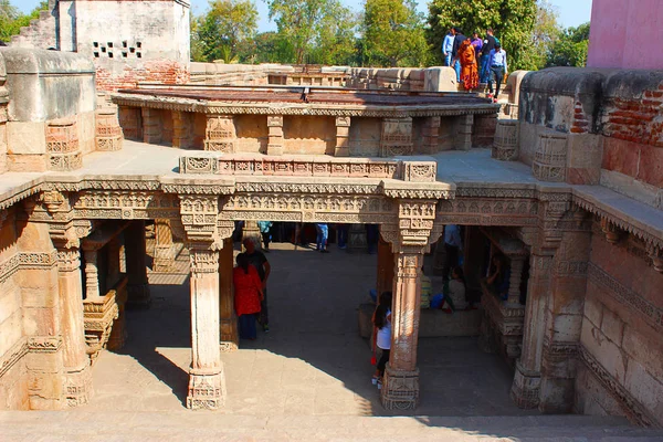 Adalaj βήμα καλά, Ahmedabad, Γκουτζαράτ, 12 Φεβρουαρίου 2017. Οι τουρίστες στο Adalaj Stepwell σε Αχμενταμπάντ — Φωτογραφία Αρχείου