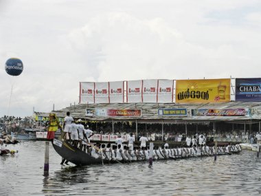 Punnamada lake, Alappuzha, Kerala. Ağustos, 2008. Her yıl Ağustos ayının ikinci Cumartesi günü düzenlenen. Neredeyse 100 ft uzun tekneler birbirlerine karşı eski tekne şarkıları Punnamada göl kenarında ayarlamak için rekabet izlemek için çok sayıda insan toplamak