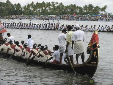 Punnamada lake, Alappuzha, Kerala. Ağustos, 2008. Her yıl Ağustos ayının ikinci Cumartesi günü düzenlenen. Neredeyse 100 ft uzun tekneler birbirlerine karşı eski tekne şarkıları Punnamada göl kenarında ayarlamak için rekabet izlemek için çok sayıda insan toplamak