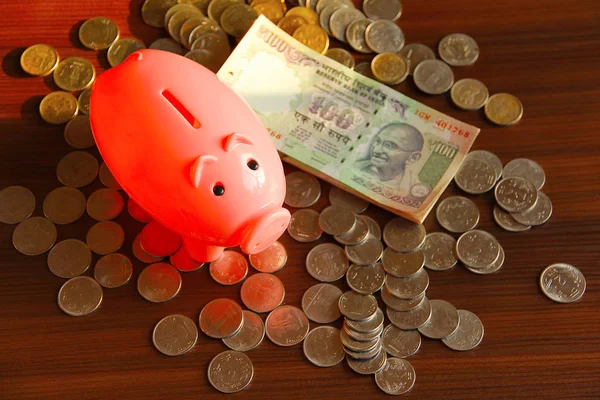 Poupar Dinheiro Para Comprar Casa Casa Banco Porquinho Com Moedas — Fotografia de Stock