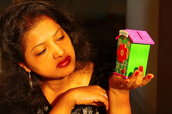 Mladá Indiánka Snít Jejím Domě Prasátko — Stock fotografie