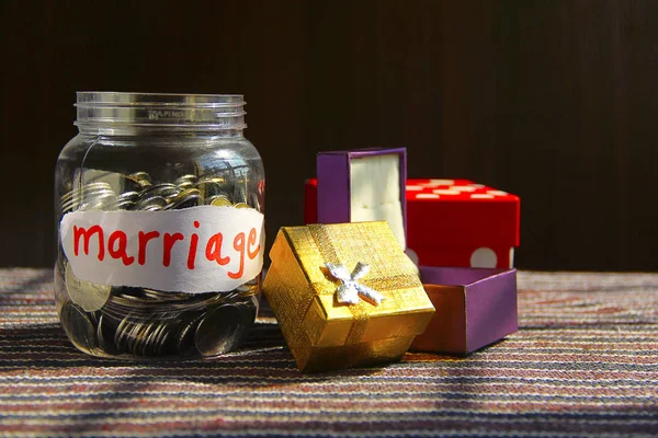 Monete in vaso di denaro con etichetta matrimoniale , — Foto Stock