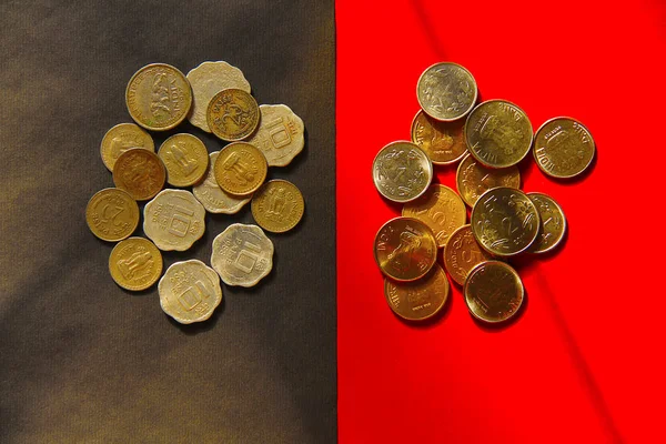 Bovenaanzicht van oude en nieuwe Indiase munten munt — Stockfoto