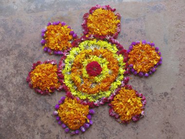 Çiçek dekorasyonu, Kerala Onam Festivali sırasında. Çiçekler getirilen ve çeşitli oluşumları Athappookalam olarak bilinen düzenlenmiştir. Bu renklerin bir çeşittir.