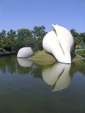 Göl yakınlarındaki kabuk heykeli, veli Tourist Village. Trivandrum, Kerala, Hindistan
