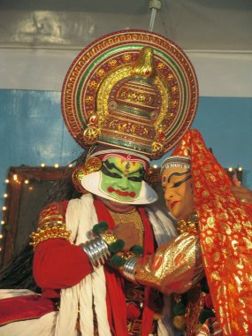 Kochi, Kerala, Hindistan, Ağustos 2004. Kathakali dansçı yüz portre. Kathakali Klasik Hint dansı büyük formları biridir. Bu özenle renkli makyaj, kostüm ve yüz maskeleri ve geleneksel olarak tüm erkek aktörler tarafından ayırt edilir.