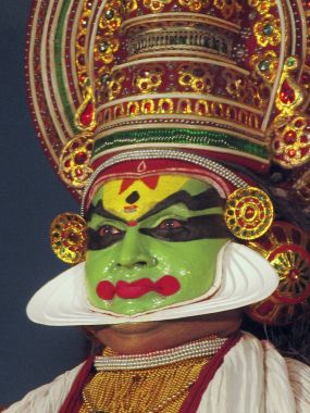 Kochi, Kerala, Hindistan, Ağustos 2004. Kathakali dansçı yüz portre. Kathakali Klasik Hint dansı büyük formları biridir. Bu özenle renkli makyaj, kostüm ve yüz maskeleri ve geleneksel olarak tüm erkek aktörler tarafından ayırt edilir.