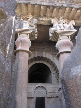 Bedse Budist Mağarası. Cephe. Bu mağaralar yaklaşık 2.300 yaşında. Pune, Maharashtra, Hindistan