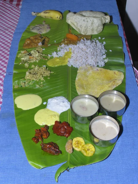 Südindischer Thali Mahlzeiten Traditionell Auf Bananenblättern Serviert Kerala Indien — Stockfoto