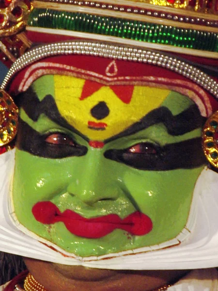 ケララ州 インド 2004 カタカリ ダンサーの顔のクローズ アップ カタカリは 古典的なインドのダンスの主要な形態の つです それは精巧なカラフルなメイクアップ — ストック写真