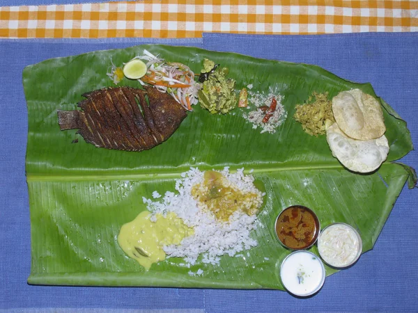 South Indian Thali Posiłki Tradycyjnie Serwowane Liściu Bananowca Kerala Indie — Zdjęcie stockowe