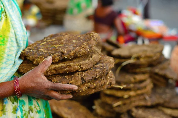 Koe mest taarten te koop in Pune — Stockfoto