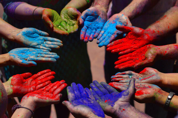 Color powder on hands during holi festival near Pune — Stock Photo, Image