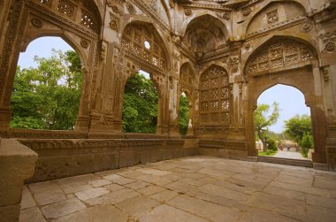 İç görünüş Jami Masjid (cami), büyük bir kubbe Unesco koruma Champaner - Pavagadh Arkeoloji Parkı, Gujarat, Hindistan.