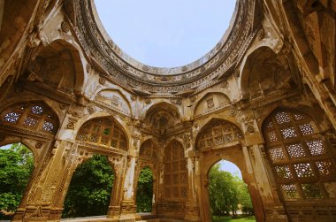 İç görünüş Jami Masjid (cami), büyük bir kubbe Unesco koruma Champaner - Pavagadh Arkeoloji Parkı, Gujarat, Hindistan. 