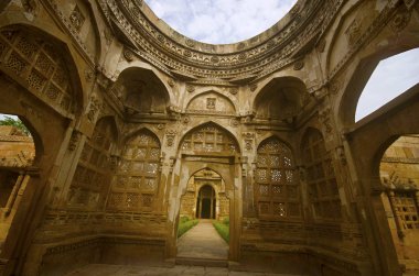 İç görünüş Jami Masjid (cami), büyük bir kubbe Unesco koruma Champaner - Pavagadh Arkeoloji Parkı, Gujarat, Hindistan. 