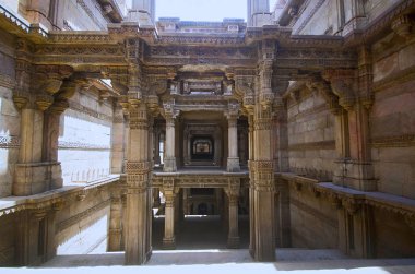 İç görünüş Adalaj Ni Vav (Stepwell) veya Rudabai Stepwell. Yapılı içinde 1498 girift oyulmuş ve beş kat derin. Ahmedabad, Gujarat, Hindistan
