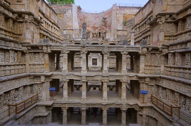 Rani ki vav, Saraswati Nehri üzerinde stepwell iç görünümü. 11. yy Kral Bhimdev Memorial'a ben, Patan, Gujarat, Hindistan.