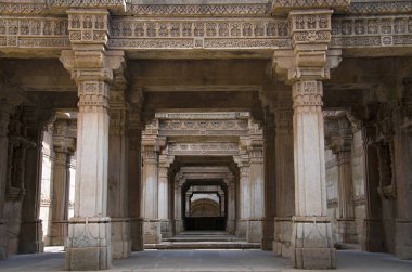 İç görünüş Adalaj Ni Vav (Stepwell) veya Rudabai Stepwell. 1498 Rana Veer Singh tarafından inşa beş kat derin olduğunu. Ahmedabad, Gujarat, Hindistan