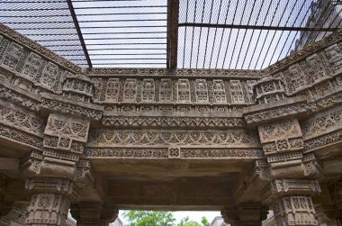 İç duvar Adalaj Ni Vav (Stepwell) veya Rudabai Stepwell oyulmuş. 1498 Rana Veer Singh tarafından inşa beş kat derin olduğunu. Ahmedabad, Gujarat, Hindistan