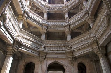 İç görünüş Adalaj Ni Vav (Stepwell) veya Rudabai Stepwell. 1498 Rana Veer Singh tarafından inşa beş kat derin olduğunu. Ahmedabad, Gujarat, Hindistan