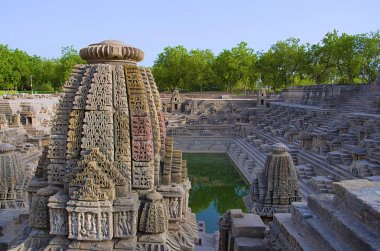 Küçük türbelerin ve depo, güneş Tapınağı'nın alt ulaşmak için adımları. Modhera Köyü Mehsana bölge, Gujarat