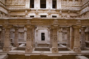 Rani ki vav, Saraswati Nehri üzerinde bir girift inşa stepwell iç görünümü. Patan, Gujarat, Hindistan
