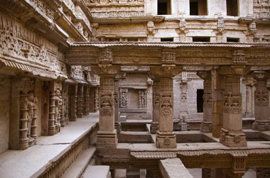 Rani ki vav, Saraswati Nehri üzerinde bir girift inşa stepwell iç görünümü. Patan, Gujarat, Hindistan