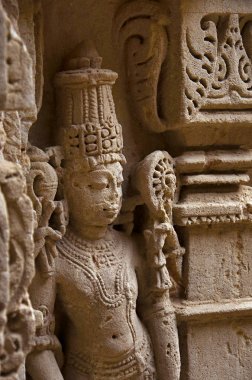 Oyma Idol Rani ki vav, Saraswati Nehri üzerinde bir girift inşa stepwell iç duvarında. Patan, Gujarat, Hindistan