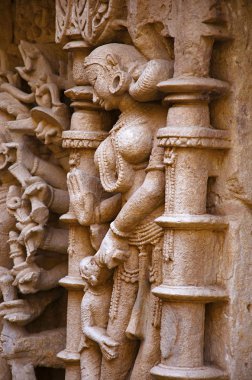 Oyma Idol Rani ki vav, Saraswati Nehri üzerinde bir girift inşa stepwell iç duvarında. Patan, Gujarat, Hindistan