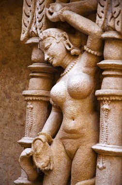 Nagakanya heykel, iç duvar Rani ki vav, Saraswati Nehri kıyısında girift inşa edilmiş bir stepwell. Patan, Gujarat, Hindistan