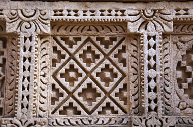 Oyma Patola (Çift Kişilik Ikat) desen Rani ki vav, Saraswati Nehri üzerinde bir girift inşa stepwell iç duvarında. Patan, Gujarat, Hindistan