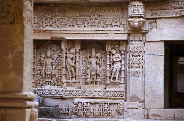 Oyma putlar Rani ki vav, Saraswati Nehri üzerinde bir girift inşa stepwell iç duvarında. Patan, Gujarat, Hindistan