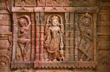 Dış duvardaki Hatkeshwar Mahadev, 17. yy Tapınak, Nagar Brahminler aile Tanrı oyma idolü. Vadnagar