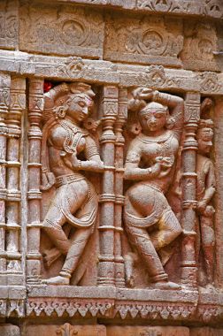 Dış duvardaki Hatkeshwar Mahadev, 17. yy Tapınak, Nagar Brahminler aile Tanrı oyma idolü. Vadnagar