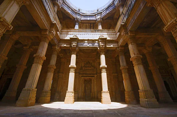 Vue intérieure de Kevada Masjid, a minarets, globe comme des dômes et des escaliers étroits. Champaner UNESCO - Parc archéologique Pavagadh, Gujarat, Inde — Photo