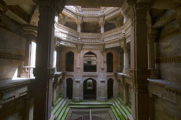 Inner view of Adalaj Ni Vav (Stepwell), or Rudabai Stepwell. Built in 1498  is intricately carved and is five stories deep. Ahmedabad, Gujarat, India — Stock Photo, Image