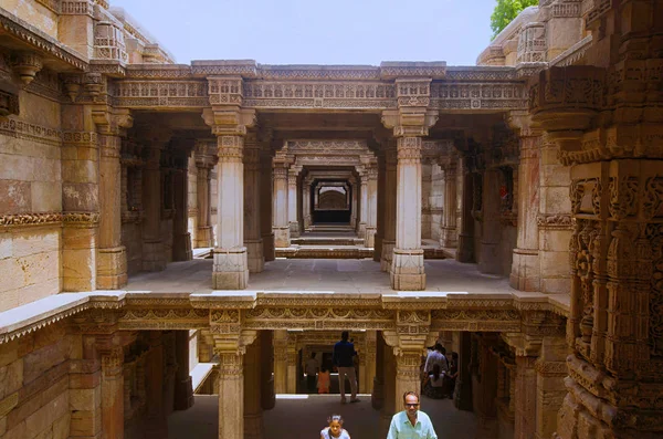 Vista interna de Adalaj Ni Vav (Stepwell), ou Rudabai Stepwell. Construído em 1498 é intrinsecamente esculpido e tem cinco andares de profundidade. Ahmedabad, Gujarat, Índia — Fotografia de Stock