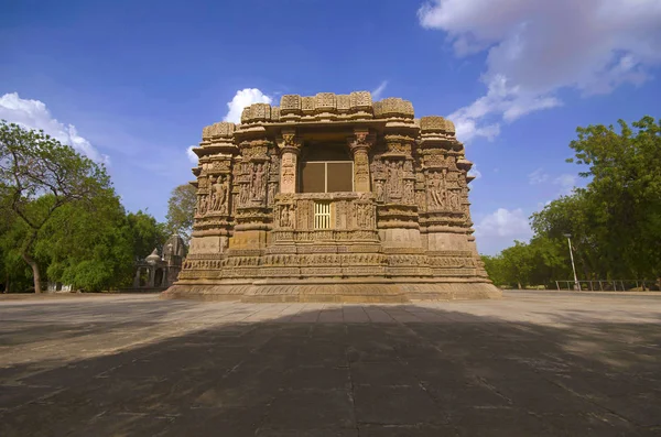 Внешний вид Храма Солнца на берегу реки Пушпавати. Построен в 1026 - 27 гг. н.э., деревня Модхера района Мехсана, Гуджарат, Индия — стоковое фото