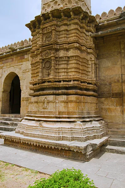 サハル マスジドの彫刻が施された柱 ユネスコは Champaner Pavagadh 考古学公園 グジャラート インドを保護されています 大型補強で堂々 とした — ストック写真