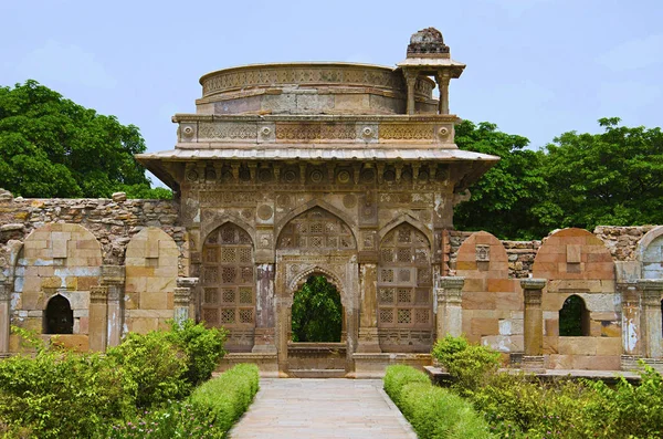 Widok zewnętrzny z dużą kopułą zbudowana na podium, Jami Masjid (Meczet), Unesco chronionych Champaner - Pavagadh Park archeologiczny, Gujarat, Indie. — Zdjęcie stockowe