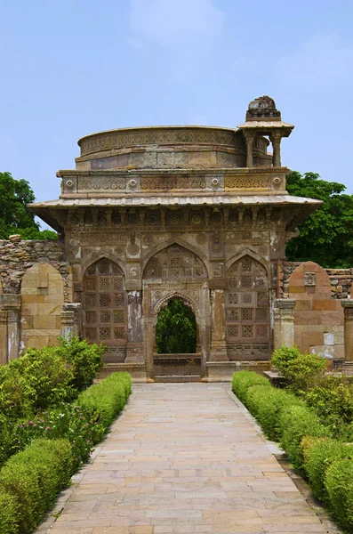Vista exterior de una gran cúpula construida sobre un podio, Jami Masjid (Mezquita), Champaner protegido por la UNESCO - Pavagadh Archaeological Park, Gujarat, India . — Foto de Stock