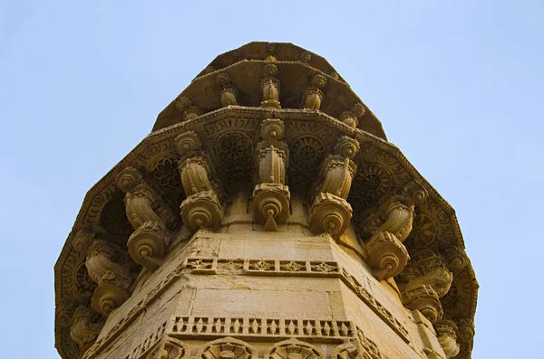 高い台座の上でバハードゥル ・ シャー (1526-36年広告) を構築 Ek ミナール Ki マスジド (モスク) の外側のビューには、1 つのミナレットがあります。Champaner、インドグジャラート州 — ストック写真
