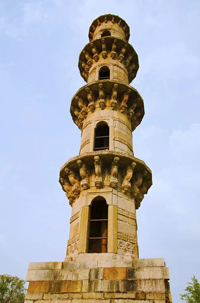 高い台座の上でバハードゥル ・ シャー (1526-36年広告) を構築 Ek ミナール Ki マスジド (モスク) の外側のビューには、1 つのミナレットがあります。Champaner、インドグジャラート州 — ストック写真