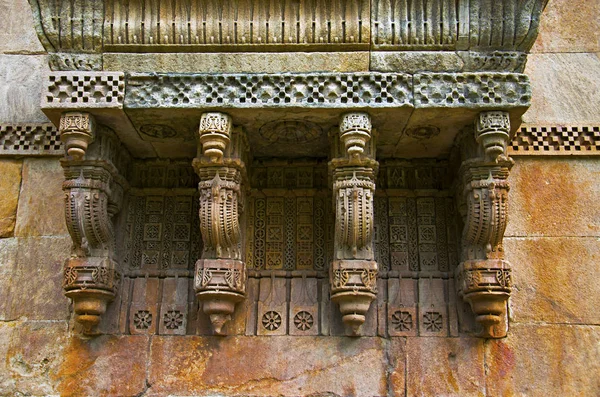 Kamienne rzeźby na zewnętrznej ścianie Jami Masjid (Meczet), Unesco chronionych Champaner - Pavagadh Park archeologiczny, Gujarat, Indie. — Zdjęcie stockowe